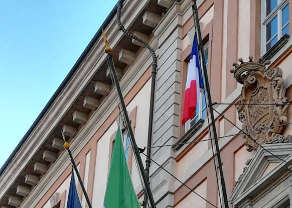 Cuneo, “Drapeau français” sul Municipio. Meloni attacca: “A esponenti sinistra piace comportarsi da servi”