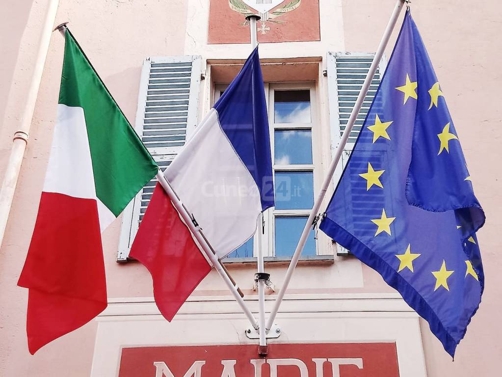 Sindaci italiani e francesi a Nizza per scambiarsi i Tricolori