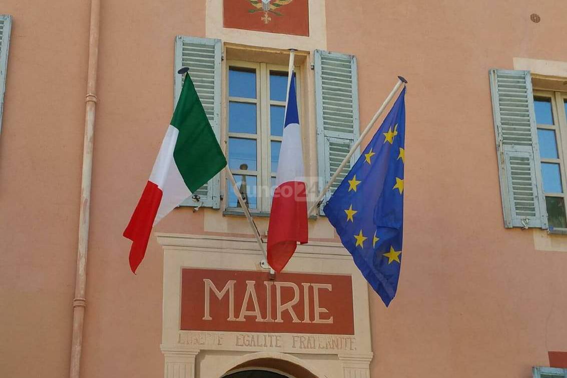 Amicizia tra Italia e Francia: sui municipi della val Roya i tricolori italiani