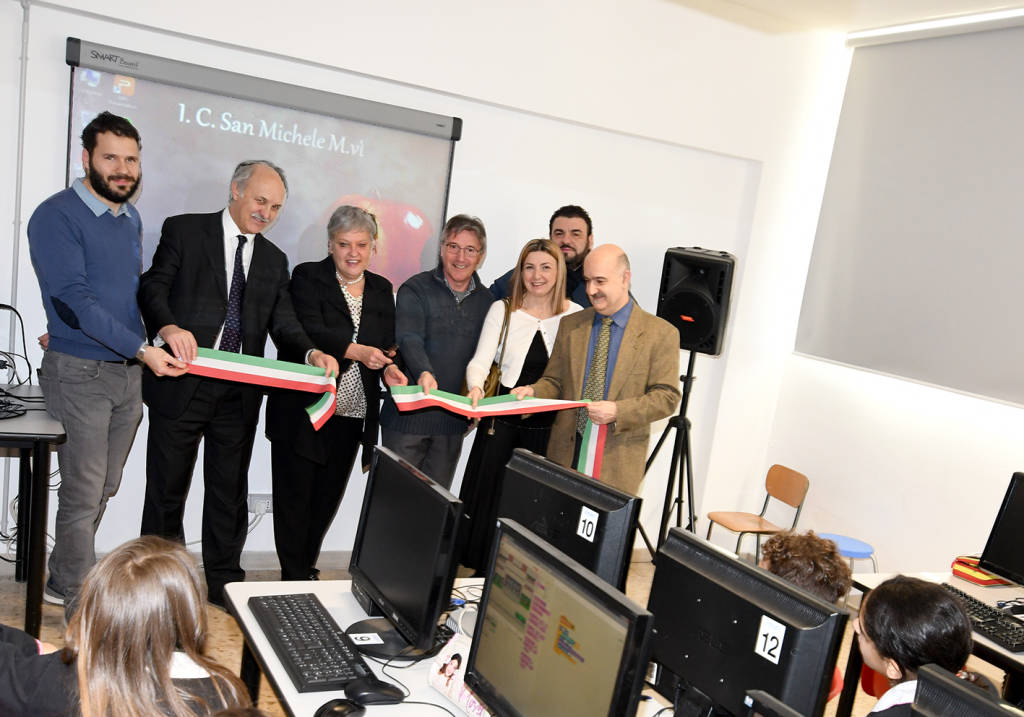 Cerimonia di donazione di 24 computer dismessi all’Istituto Comprensivo di San Michele Mondovì
