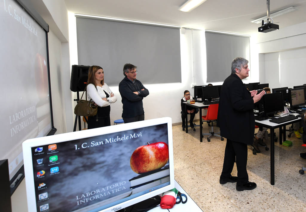 Cerimonia di donazione di 24 computer dismessi all’Istituto Comprensivo di San Michele Mondovì
