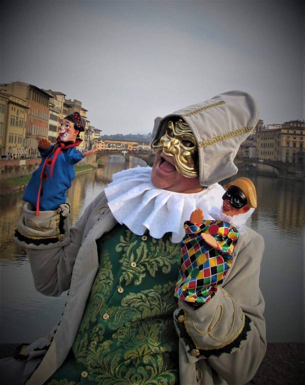 Le maschere buschesi con il loro piccolo teatrino al carnevale di Firenze