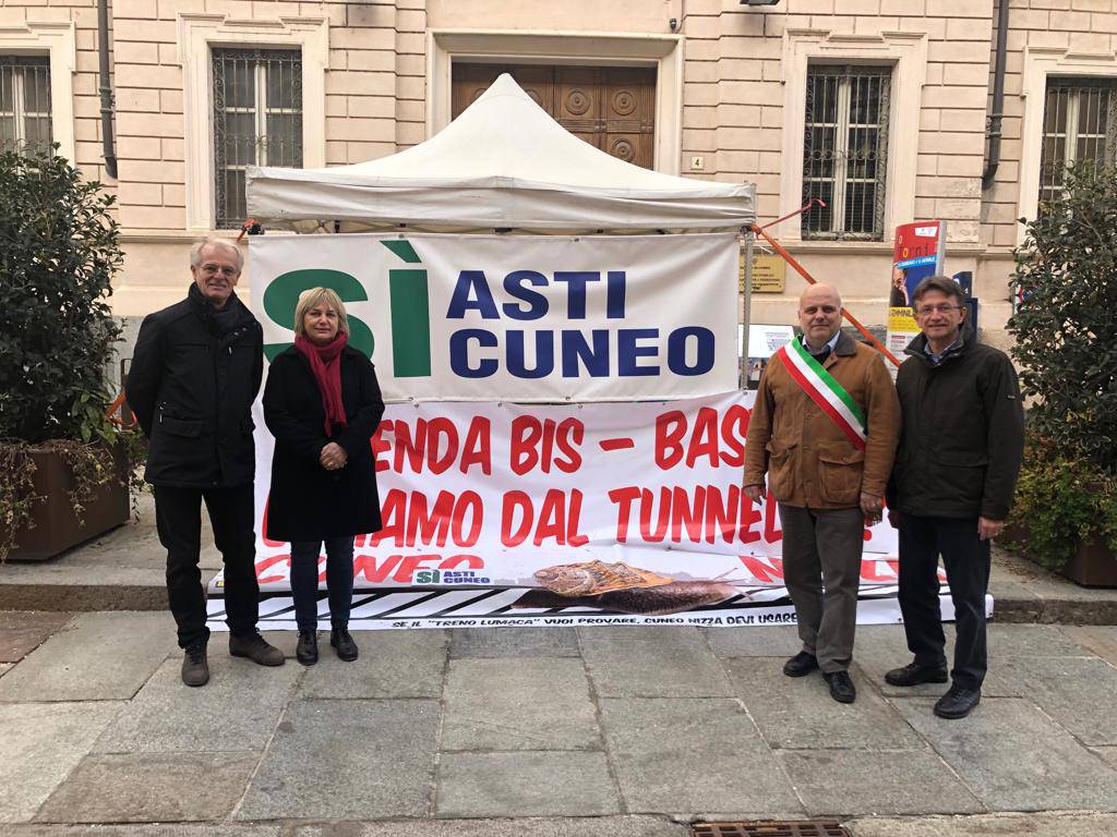 Gli amministratori di Alba al presidio permanente per l’autostrada Asti-Cuneo