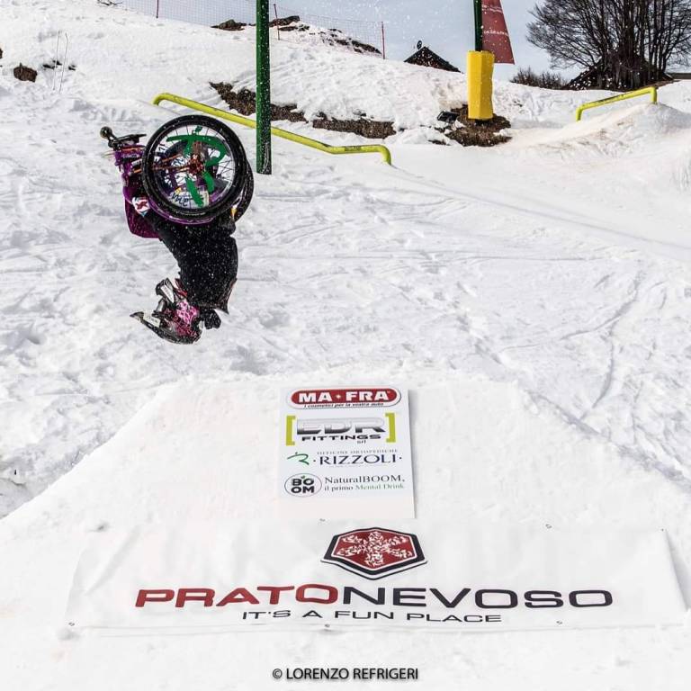 Ilaria conferma il suo primato mondiale di salto mortale in carrozzina sulla neve di Prato Nevoso