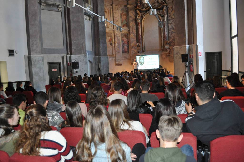 Cuneo, 400 alunni allo spettacolo di Vullo “Io al posto tuo”