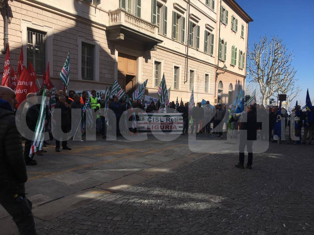 Netturbini a braccia incrociate davanti alla prefettura di Cuneo