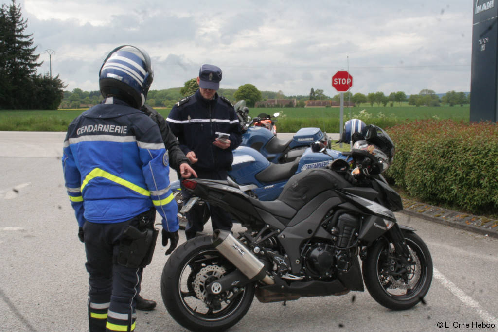 Inizia il periodo dei giri in moto: la gendarmeria raccomanda l’uso dei guanti omologati