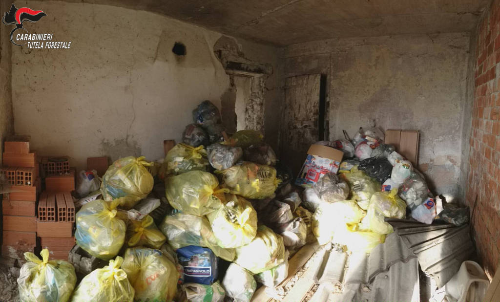 Nascondevano rifiuti in una casa disabitata per evitare porta a porta: nei guai coppia di Ceva