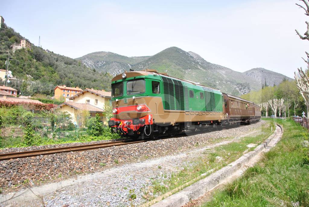 In treno storico da Torino a Ceva tra trekking, Mostra delle Erbe di Primavera e vecchie glorie granata