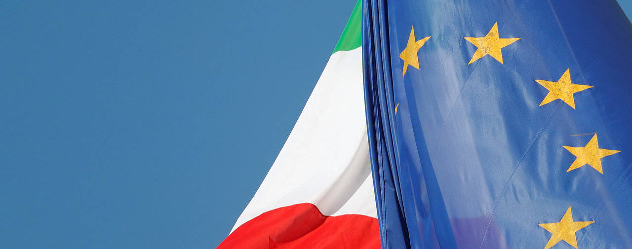 Bandiera europea esposta all’ingresso del palazzo della Provincia per la Giornata d’Europa