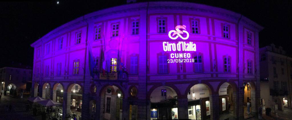 Cuneo, la città si tinge di rosa per il Giro d’Italia