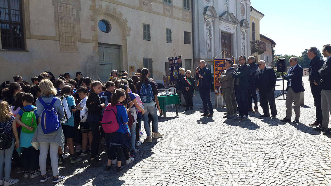 Bra: 300 bandiere italiane agli studenti delle scuole elementari