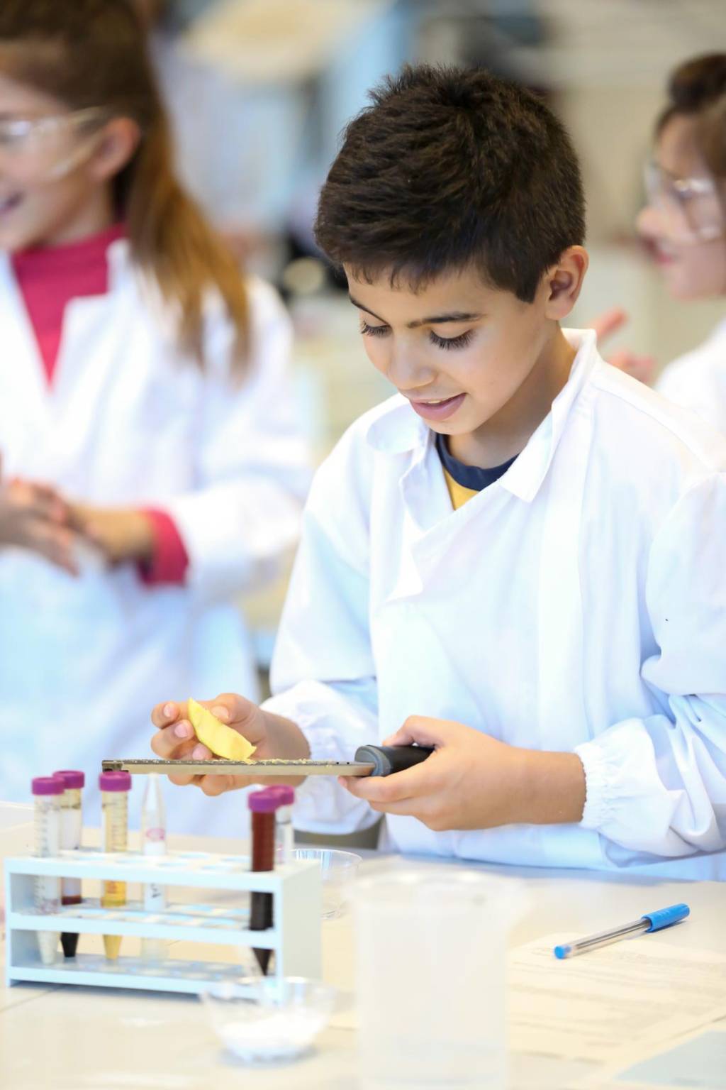 Camice e occhiali, provette e reagenti: i bambini scoprono la scienza con ricercamondo