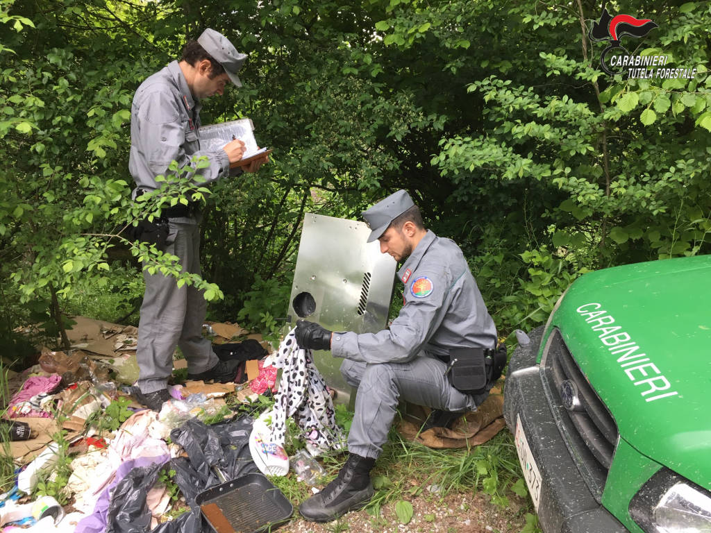 Lesegno, coppia abbandona rifiuti nel bosco dopo un trasloco: multata