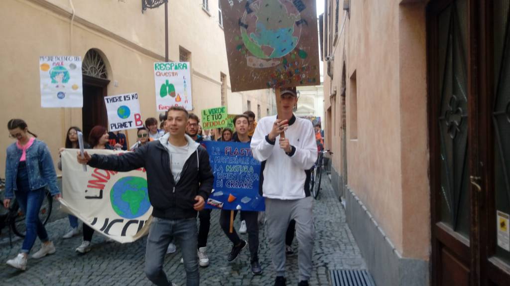 Gli studenti del Cravetta di Savigliano per un mondo pulito