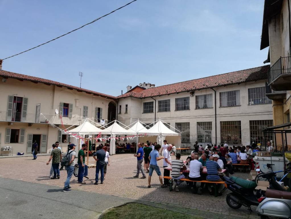 A Saluzzo la tavolata senza muri: in 150 all’iniziativa di Caritas