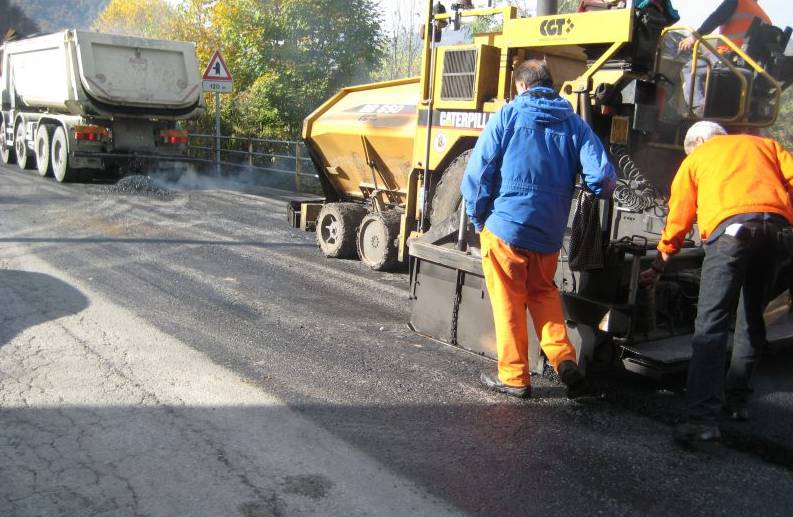 Lavori di bitumatura su strade provinciali a Cervasca dopo i lavori di posa della fibra ottica