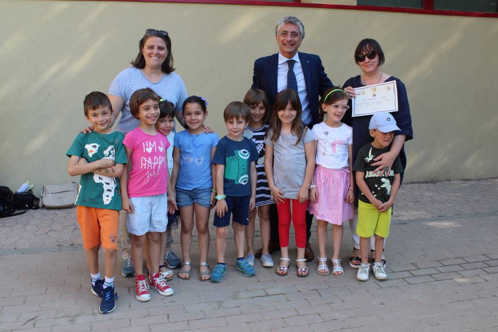 Alba: premiati gli alunni che ogni giorno vanno a scuola in Piedibus