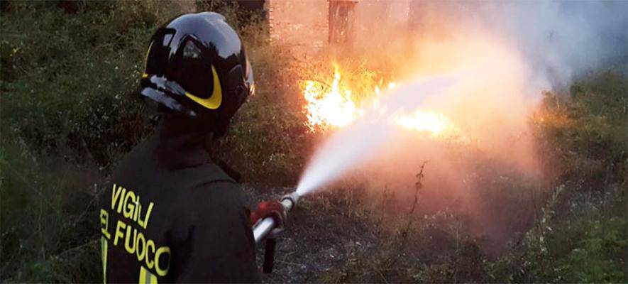 Fiamme nei boschi di Cervasca e Roccasparvera: bruciati almeno 6 ettari