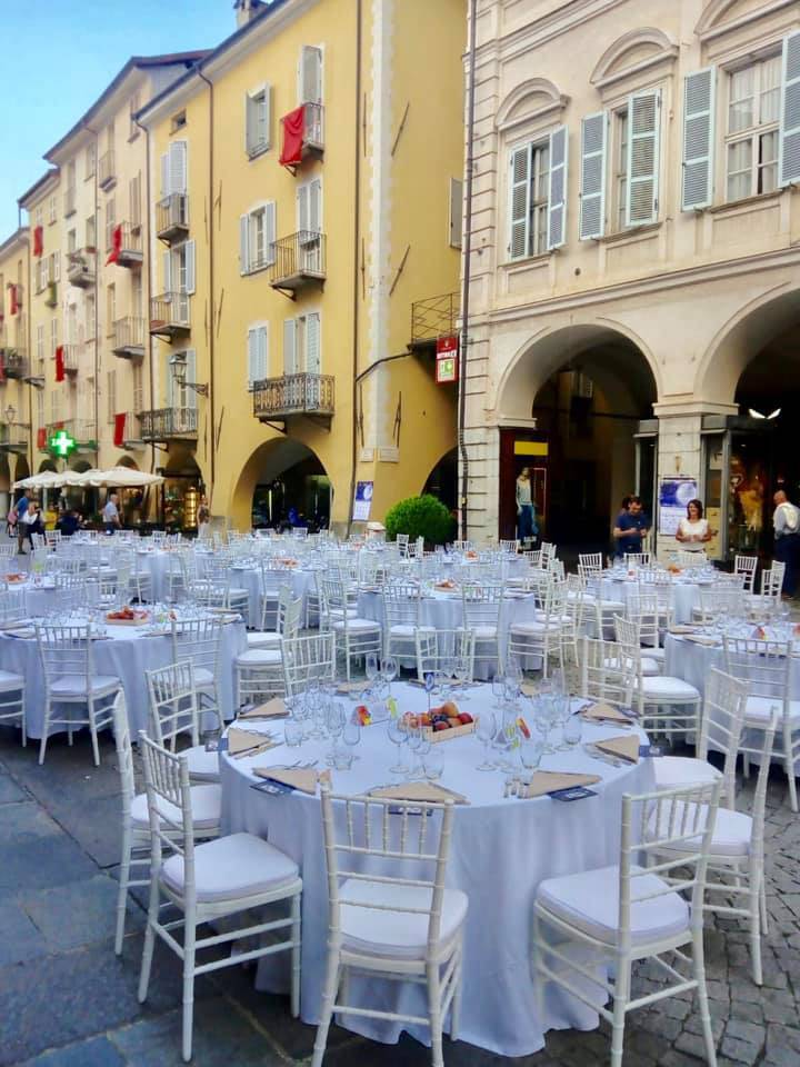 Grande successo per la cena in via Roma, tra chef stellati, luci dell’Illuminata e una location unica ed affascinante