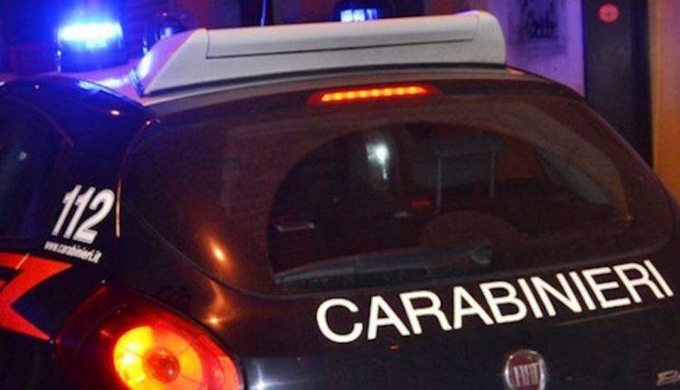 Spintona i carabinieri e spacca con un calcio il finestrino della loro auto: 28enne arrestato