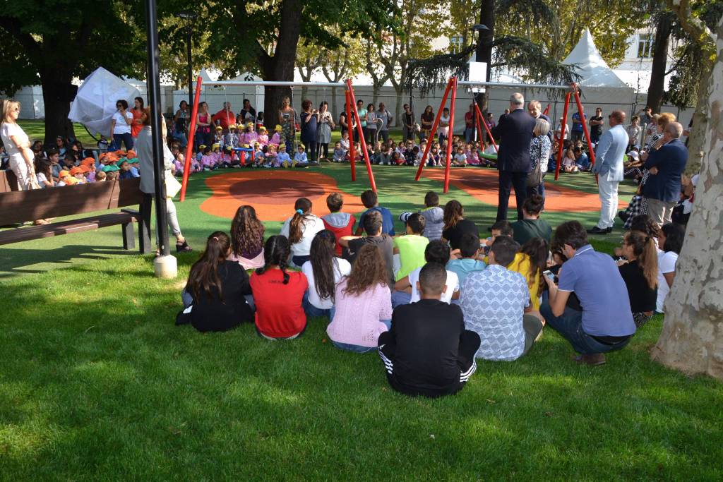Bra: inaugurato il parco giochi inclusivo e il Dado della pace