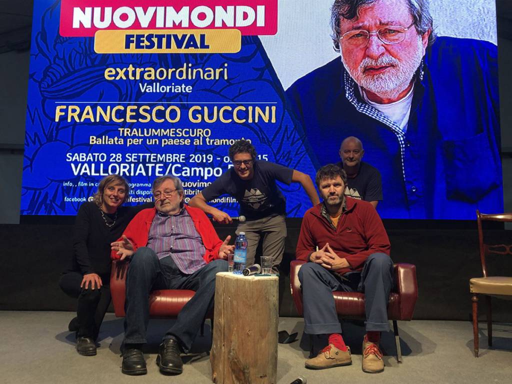 Valloriate presa d’assalto da 650 persone per l’arrivo di Francesco Guccini al “Nuovi Mondi” Festival