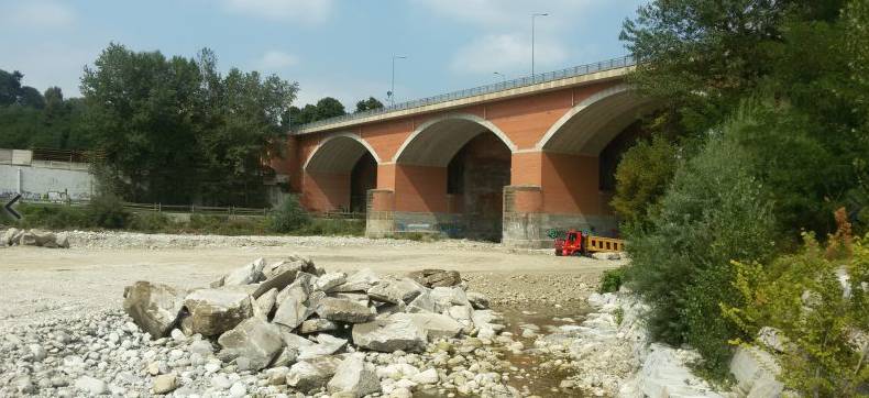 Ponte storico sul torrente Gesso a Cuneo: lavori di consolidamento delle fondazioni in alveo