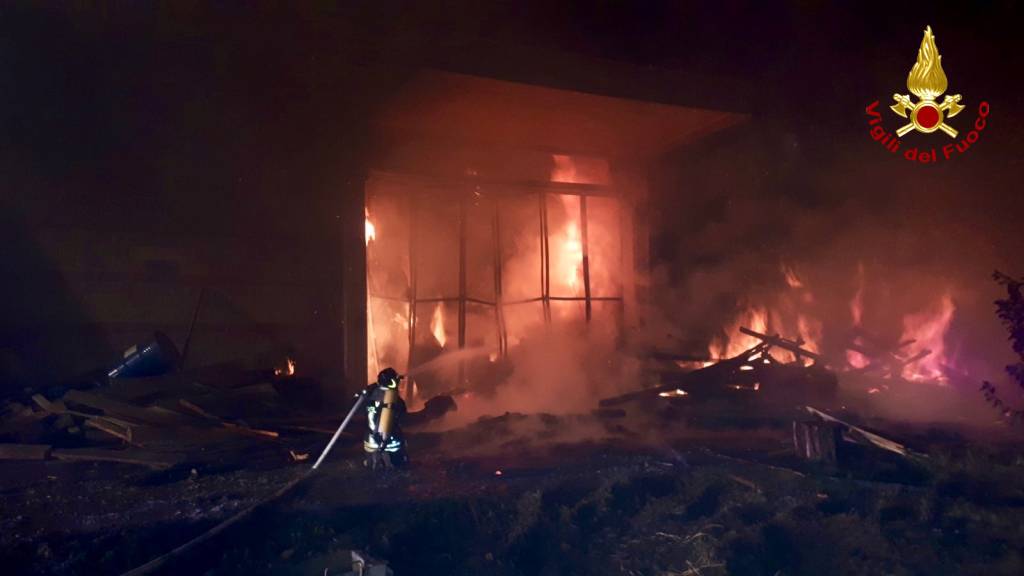 Busca, capannone in fiamme a San Chiaffredo: intervengono quattro squadre dei vigili del fuoco