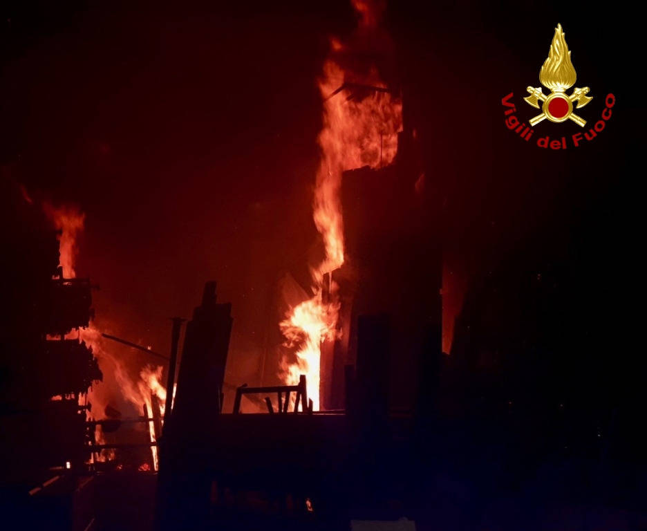 Busca, capannone in fiamme a San Chiaffredo: intervengono quattro squadre dei vigili del fuoco
