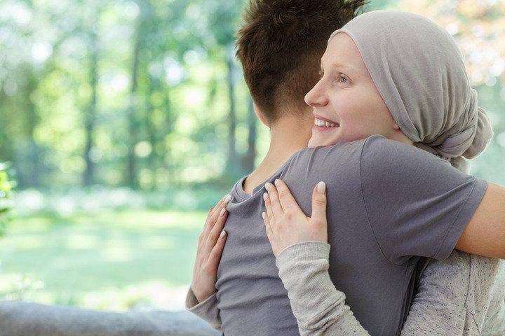 Cuneo, microblanding gratuito alle donne che hanno perso le sopracciglia per la chemioterapia