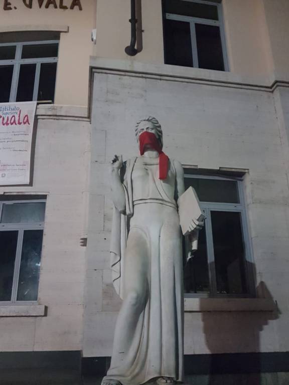 CasaPound imbavaglia di rosso statue a Cuneo, Dronero, Savigliano, Bra, Alba e La Morra