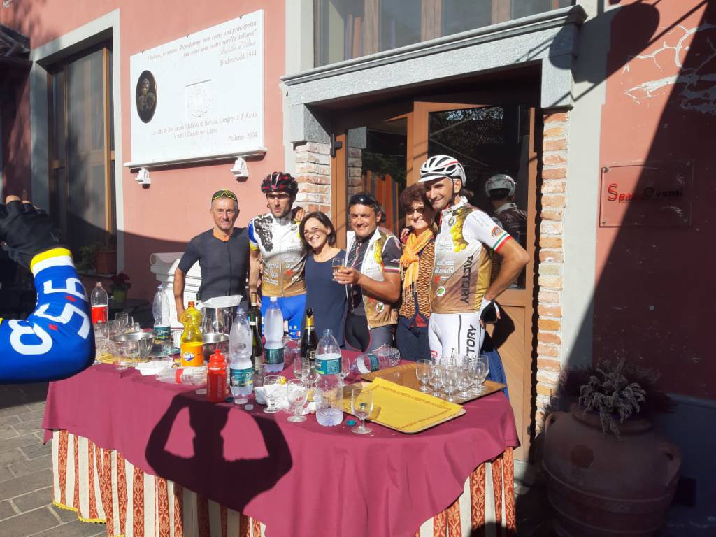 Pollenzo, 230 ciclisti tra le vigne patrimonio dell’Unesco “La bici unisce il territorio”