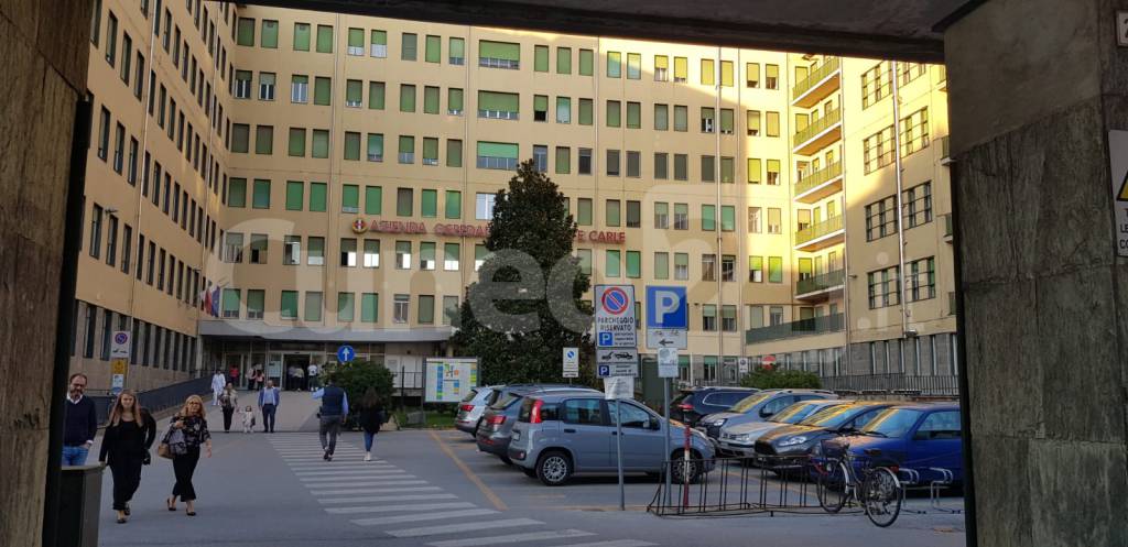 Cuneo, muore dopo essere caduta dal 6° piano dell’ospedale Santa Croce