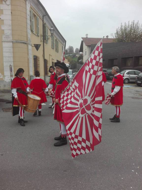 Saluzzo, gruppo sbandieratori e musici Borgo San Martino onorano il santo patrono