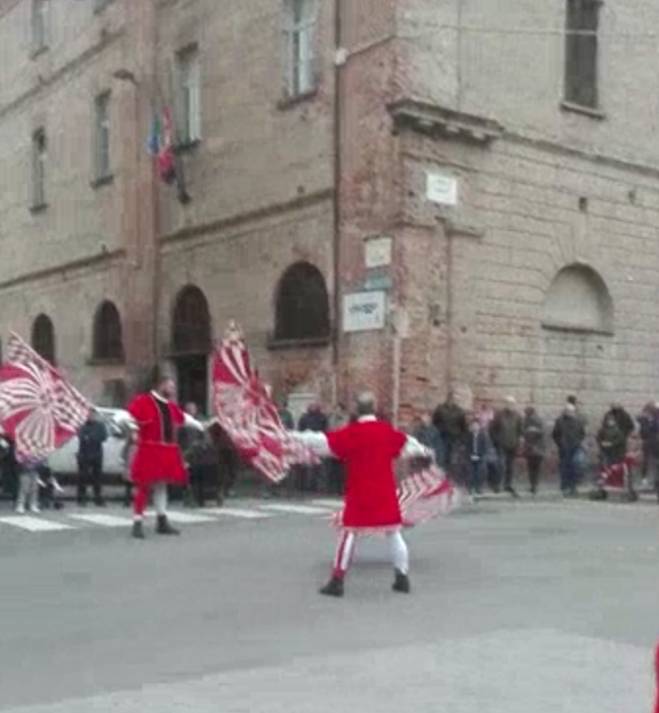 Saluzzo, gruppo sbandieratori e musici Borgo San Martino onorano il santo patrono