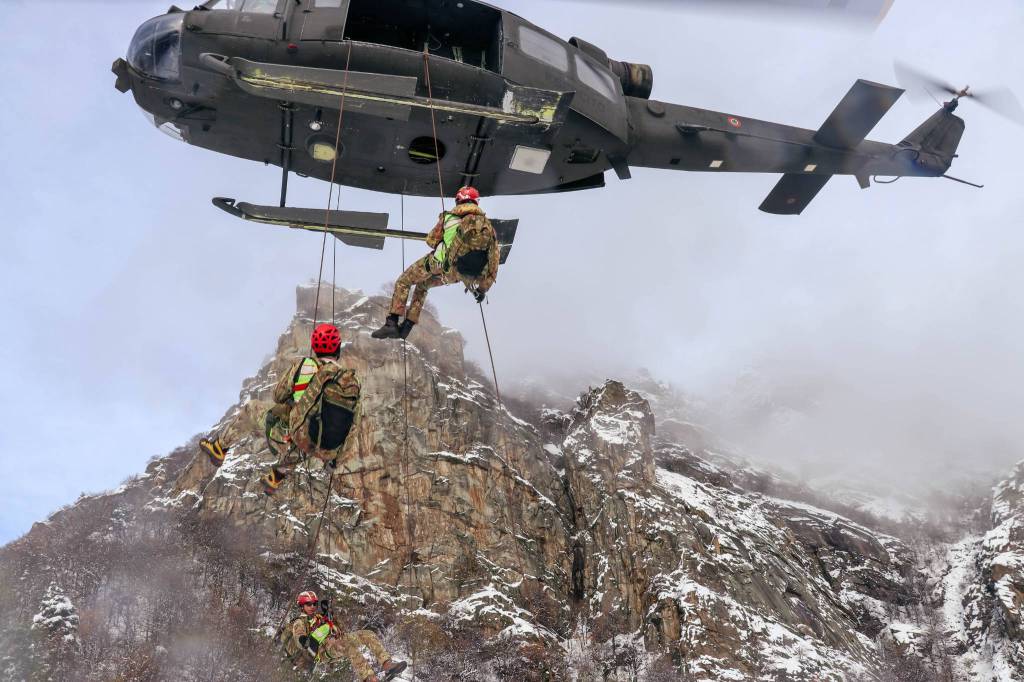 Alpini, finanzieri e soccorso alpino piemontese si addestrano sulla Rocca Sbarua