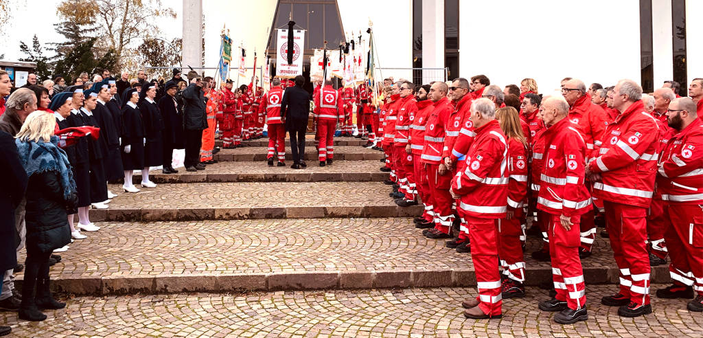 A Mondovì una marea di “uniformi rosse” ha salutato Viviana Beltrandi