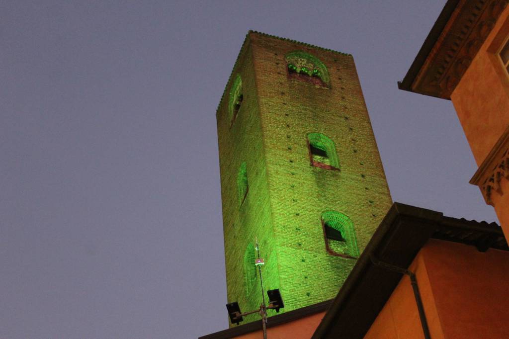 Alba: le luci delle torri accese di verde “speranza” nella giornata dedicata alle “persone scomparse”