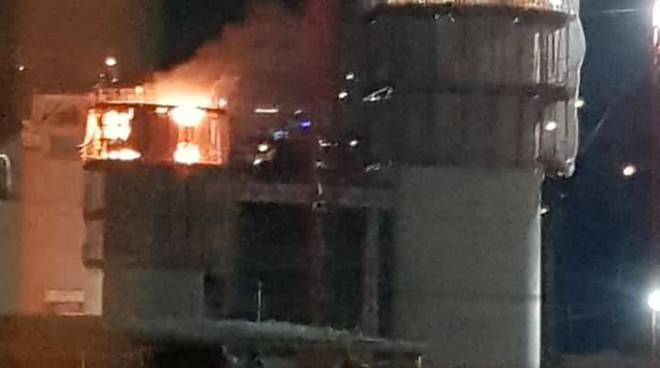 Incendio nel cantiere del Morandi, a fuoco nuova pila del ponte sul Polcevera
