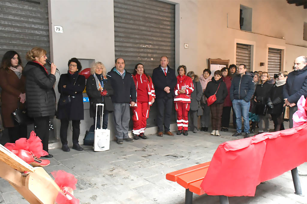 Inaugurata la “Panchina rossa” a San Michele di Mondovì