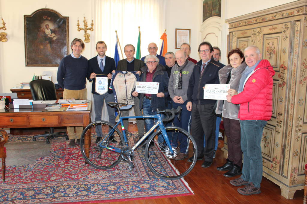 Bra: ricevuti in Municipio i pedalatori braidesi de “La Storia in bici”