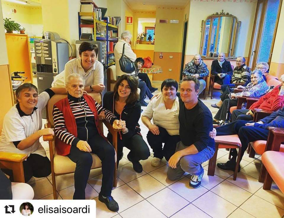 Elisa Isoardi e la giornata speciale al pensionato “Casa Vittoria” di San Pietro di Monterosso Grana