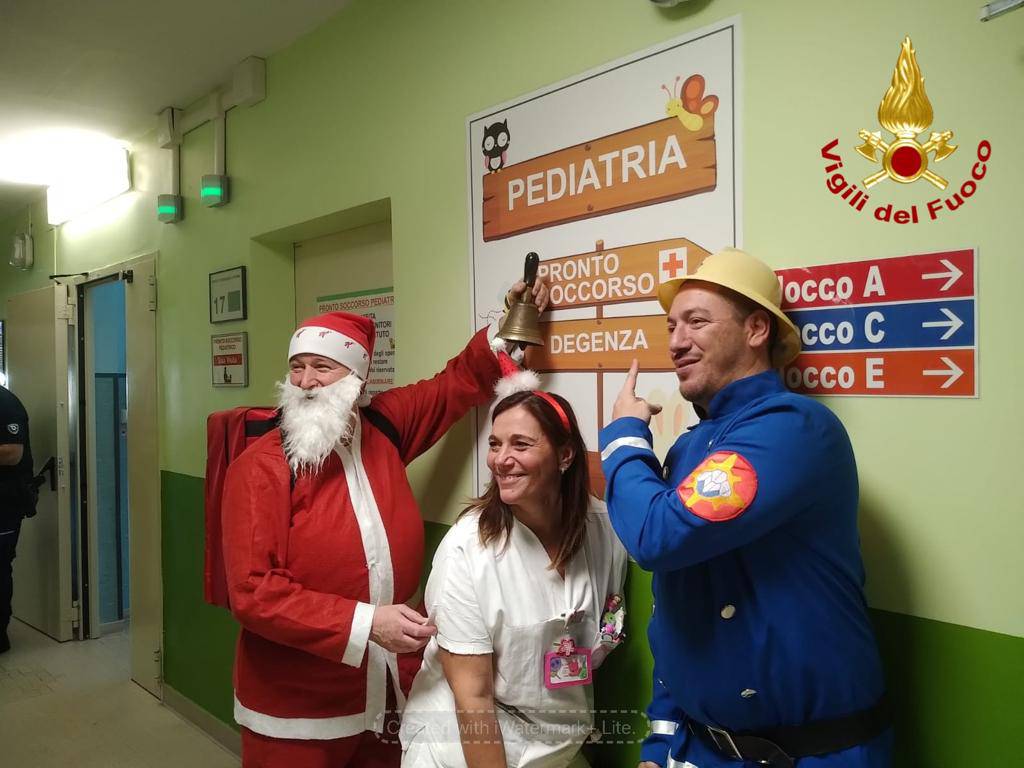 La photogallery di Babbo Natale e Pompiere Sam in pediatria al Santa Croce di Cuneo