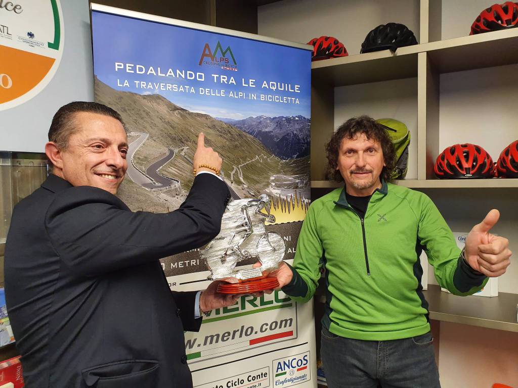Premiato Giovanni Panzera per la sua “Pedalando tra le aquile-la traversata delle Alpi in bicicletta”