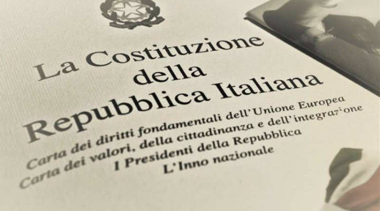 La Costituzione consegnata ai diciottenni di Cuneo
