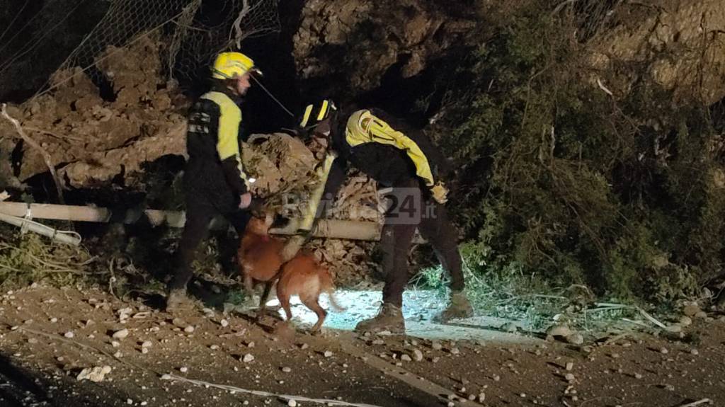 Frana la montagna a Ventimiglia: vigili del fuoco cinofili escludono vittime sotto le macerie