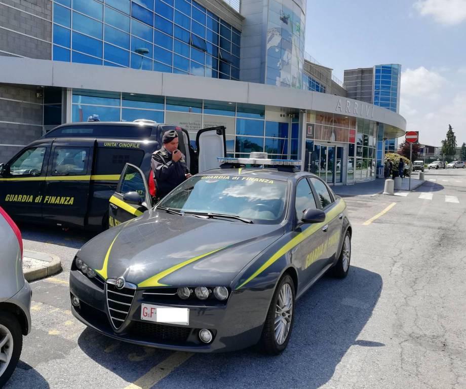 Sequestrato tabacco di contrabbando all’aeroporto di Cuneo-Levaldigi