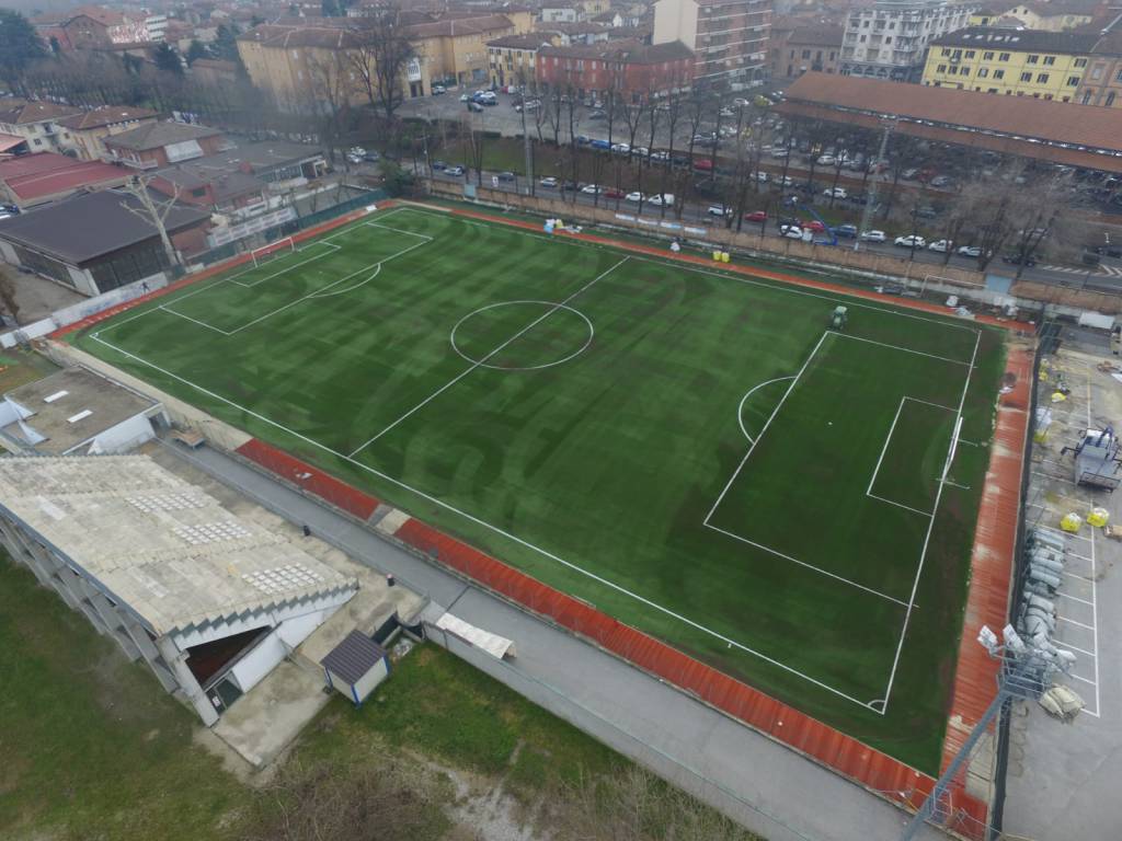 Alba: pronto il nuovo manto verde del campo sportivo “Coppino”
