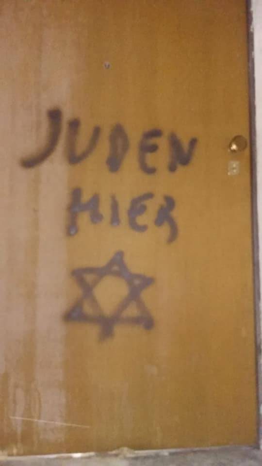 Scritta antisemita sulla porta di casa di Aldo Rolfi